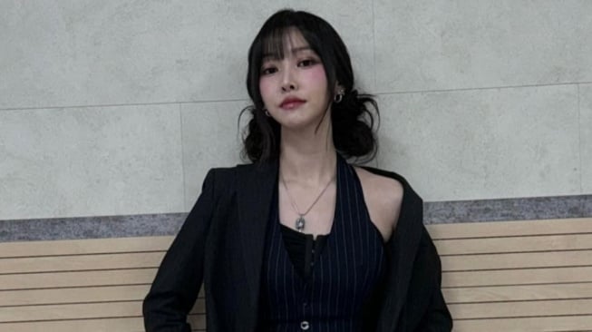 4 Daily Outfit Edgy ala Yuju GFRIEND, Meski Simple tapi Gaya Tetap Bold!