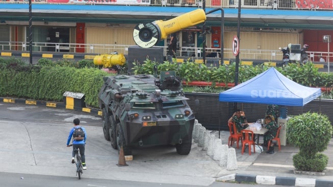Kendaraan taktis TNI jenis Panser disiagakan di depan pusat perdagangan LTC Glodok, kawasan Glodok, Jakarta, Selasa (2/9/2025). [Suara.com/Alfian Winanto]