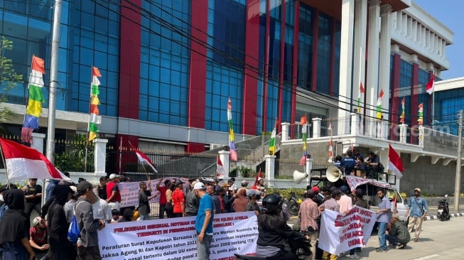 Jelang Vonis Razman Arif Nasution, Para Pendukung Bawa Spanduk dan Orasi di Depan PN Jakarta Utara