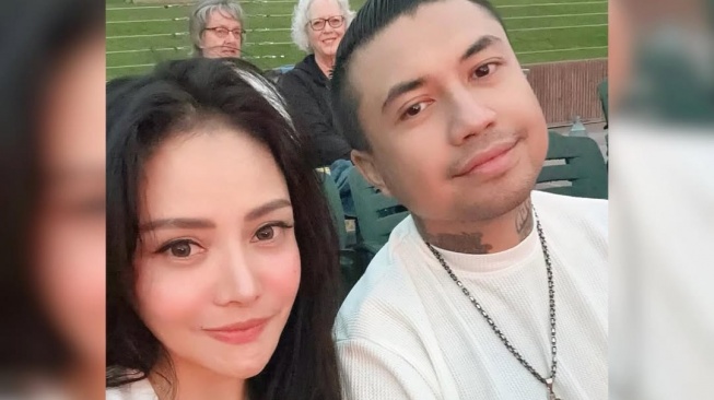 Mawar AFI bersama pasangannya, Kevin Wazeng. Mawar dikabarkan sudah menikah dengan Kevin dan mengikuti keyakinan Kevin yang seorang penganut Kristen. [Instagram]