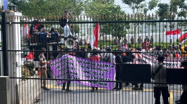 Massa orasi di depan Pengadilan Negeri Jakarta Utara menuntut agar Razman Arif Nasution divonis tak bersalah pada Selasa, 2 September 2025. [Suara.com/Tiara Rosana]