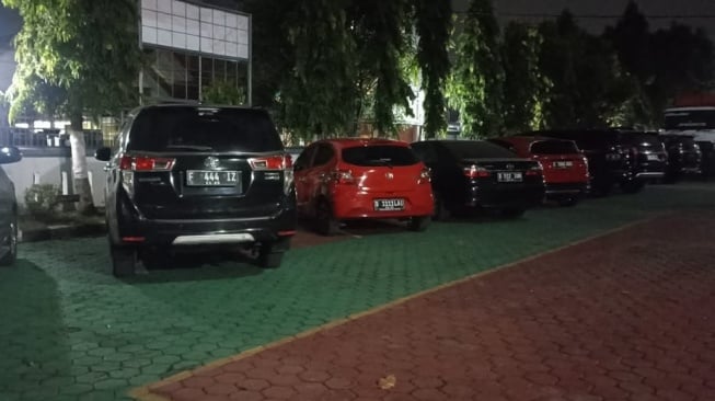 Sejumlah mobil Satori yang berhasil disita KPK dalam kasus korupsi CSR Bank Indonesia. [Dok. KPK]
