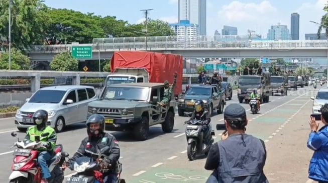 TNI susur jalanan sekitaran DPR RI dan memberikan imbauan kepada masyarakat agar tidak terprovokasi pada Selasa. 2 September 2025 [Suara.com/Rena Pangesti]
