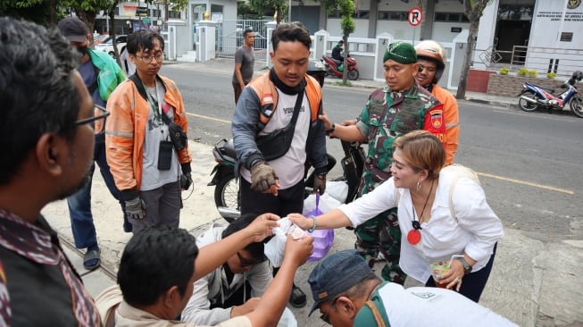 Bukan Mengamankan, Mendampingi: Lurah di Yogyakarta Berpakaian Lurik Hadiri Demo Sambil Bagi-Bagi Makanan