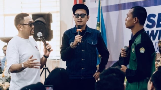 Momen Ahmad Sahroni dan Mahasiswa Unri Khariq Anhar di Sebuah Acara
