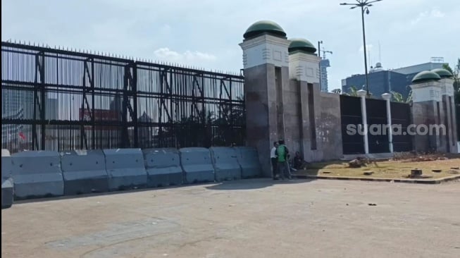 Kondisi depan Gedung DPR, Senayan Jakarta Pusat pada Selasa, 2 September 2025 [Suara.com/Rena Pangesti]