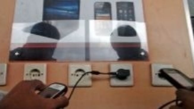 5 Bahaya Main HP Saat Dicas, Bisa Picu Korsleting hingga Kebakaran!