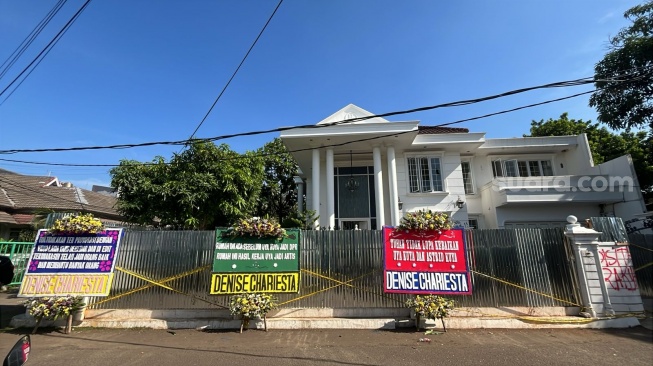 Denise Chariesta Kirim Karangan Bunga ke Rumah Uya Kuya: Tuhan Tidak Lupa Kebaikanmu