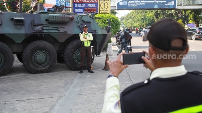 Kendaraan taktis TNI jenis Panser disiagakan di depan pusat perdagangan LTC Glodok, kawasan Glodok, Jakarta, Selasa (2/9/2025). [Suara.com/Alfian Winanto]