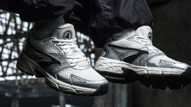 8 Rekomendasi Sepatu Terbaik untuk Pekerja Aktif dari Merek Lokal hingga Luar