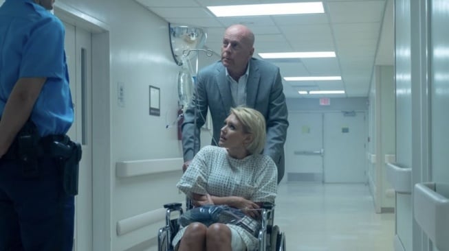 Fim Trauma Center yang dibintangi Bruce Willis dan Nicky Whelan akan tayang Selasa (2/9/2025) malam ini pukul 23.00 WIB. [YouTube]