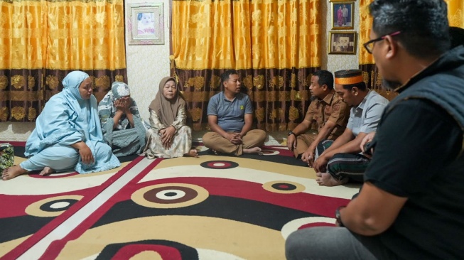 Gubernur Sulsel Beri Dukungan Moril Kepada Keluarga Almarhum Abay