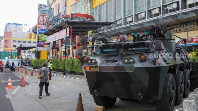 Kendaraan taktis TNI jenis Panser disiagakan di depan pusat perdagangan LTC Glodok, kawasan Glodok, Jakarta, Selasa (2/9/2025). [Suara.com/Alfian Winanto]