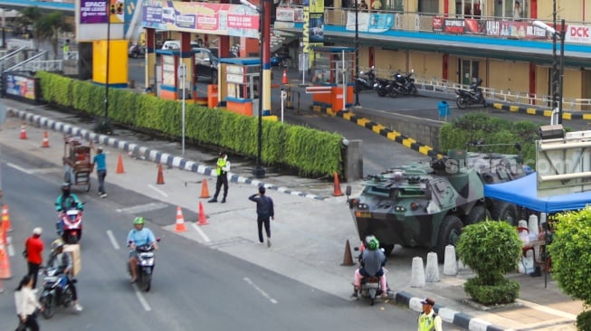 Kendaraan taktis TNI jenis Panser disiagakan di depan pusat perdagangan LTC Glodok, kawasan Glodok, Jakarta, Selasa (2/9/2025). [Suara.com/Alfian Winanto]
