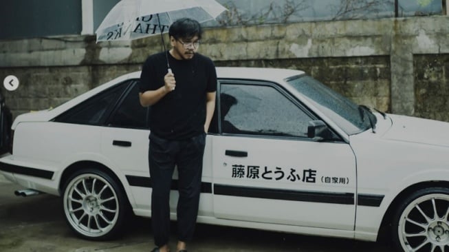 Ferry Irwandi dengan mobil ikoniknya (Instagram)