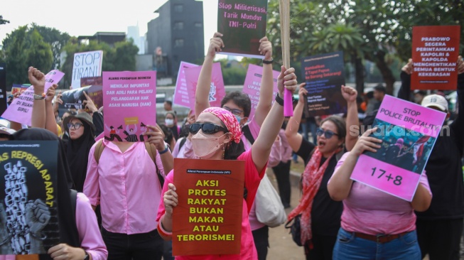 Massa yang tergabung dalam Aliansi Perempuan Indonesia (API) saat melakukan aksi di depan DPR RI, Jakarta, Rabu (3/9/2025). [Suara.com/Alfian Winanto]