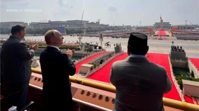 Presiden Prabowo Subianto tampak berbincang dengan Presiden Rusia Vladimir Putin saat menghadiri parade militer dalam rangka peringatan kemenangan ke-80 Tahun di Beijing, China. (Foto dok. Prabowo)