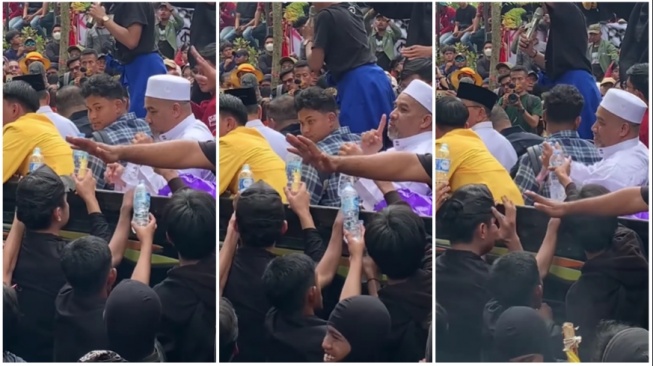 Para pendemo meminta botol air minumnya didoakan (Instagram)