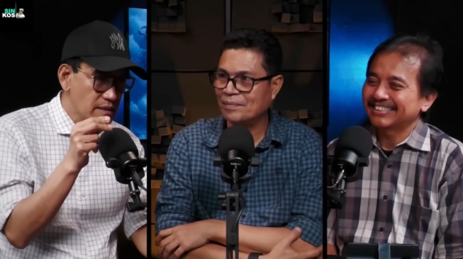 Pakar Hukum Tata Negara Refly Harun, Faizal Assegaf, dan Roy Suryo saat diskusi di podcast di akun YouTube Sinkos Indonesia. (tangkap layar/ist)