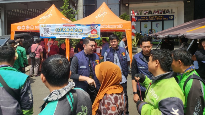 Ditreskrimsus Polda Metro Jaya beserta Polres dan Polsek jajaran menggelar gerakan pangan murah (GPM) melalui penjualan beras Stabilitas Pasokan dan Harga Pangan (SPHP). [Dok Polda Metro Jaya]