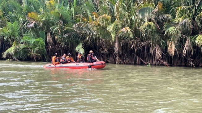 Tim sar gabungan melakukan proses pencarian di sekitar jembatan Watu, Kecamatan Cenrana, Kabupaten Bone, Rabu 3 September 2025 [SuaraSulsel.id/Basarnas]