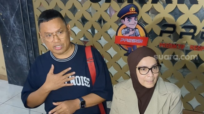 Uya Kuya dan Astrid Kuya di Mapolres Metro Jakarta Timur, Rabu, 3 September 2025. [Suara.com/Adiyoga Priyambodo]