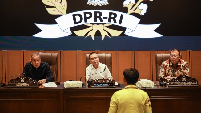 Wakil Ketua DPR Sufmi Dasco Ahmad (tengah), Saan Mustopa (kiri), dan Cucun Ahmad Syamsurijal (kanan) saat bertemu dengan sejumlah elemen mahasiswa di Kompleks Parlemen, Senayan, Jakarta, Rabu (3/9/2025). [ANTARA FOTO/Dhemas Reviyanto/tom]