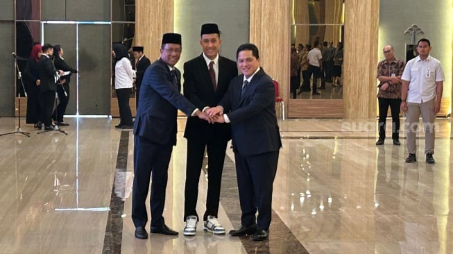 Miliano Jonathans bersama Ketua Umum PSSI Erick Thohir usai pengambilan sumpah WNI (Suara.com/Adie Prasetyo Nugraha).