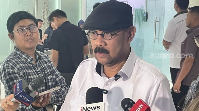 Penasihat Hukum Keluarga Almarhum Arya Daru, Nicholay Aprilindo di Kompleks Parlemen, Senayan, Jakarta, Rabu (3/9/2025). (Suara.com/Bagaskara)