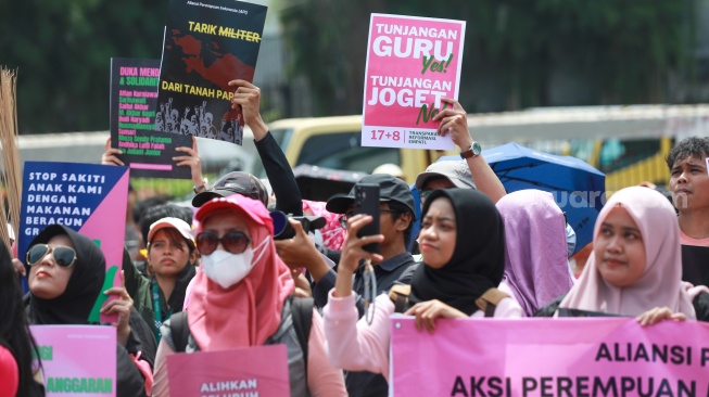 Massa yang tergabung dalam Aliansi Perempuan Indonesia (API) saat melakukan aksi di depan DPR RI, Jakarta, Rabu (3/9/2025). [Suara.com/Alfian Winanto]