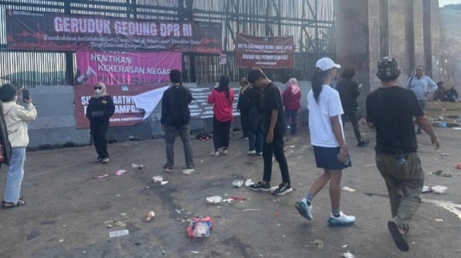 Tak Lama Berorasi, Massa GMNI Bubarkan Diri Jelang Sore dari Depan Gedung DPR