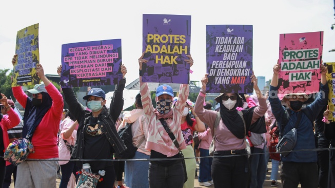 Massa yang tergabung dalam Aliansi Perempuan Indonesia (API) saat melakukan aksi di depan DPR RI, Jakarta, Rabu (3/9/2025). [Suara.com/Alfian Winanto]
