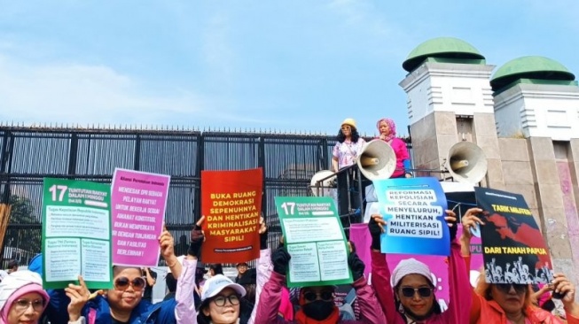 Kutuk Brutalitas Aparat, Massa Emak-emak Bawa Sapu Lidi Geruduk DPR: Rakyat Tak Bisa Ditindas!