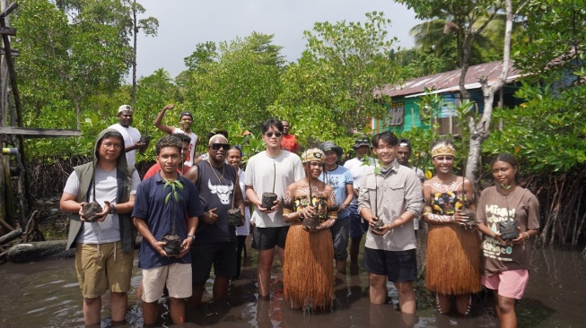 Jerhemy Owen bersama WWF Indonesia dan warga sekitar melakukan aksi menamam 10 ribu pohon di Papua, dalam rangka merayakan kemerdekaan Indonesia. [Instagram]