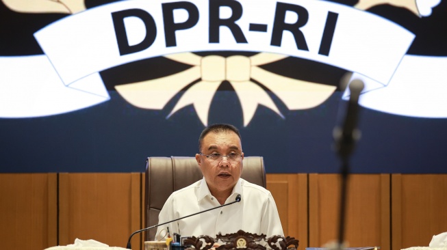Wakil Ketua DPR Sufmi Dasco Ahmad menyampaikan keterangan saat bertemu dengan sejumlah elemen mahasiswa di Kompleks Parlemen, Senayan, Jakarta, Rabu (3/9/2025). [ANTARA FOTO/Dhemas Reviyanto/tom]