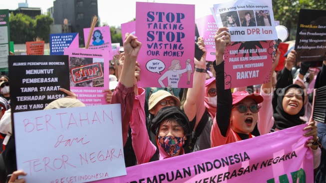 Massa yang tergabung dalam Aliansi Perempuan Indonesia (API) saat melakukan aksi di depan DPR RI, Jakarta, Rabu (3/9/2025). [Suara.com/Alfian Winanto]