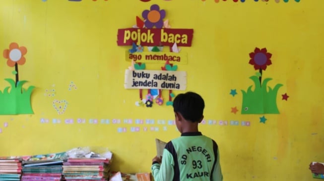 Salah satu program SHI 2025 adalah edukasi tentang literasi dan penataan ulang perpustakaan SDN 93 Kaur (Dok: SHI 2025)