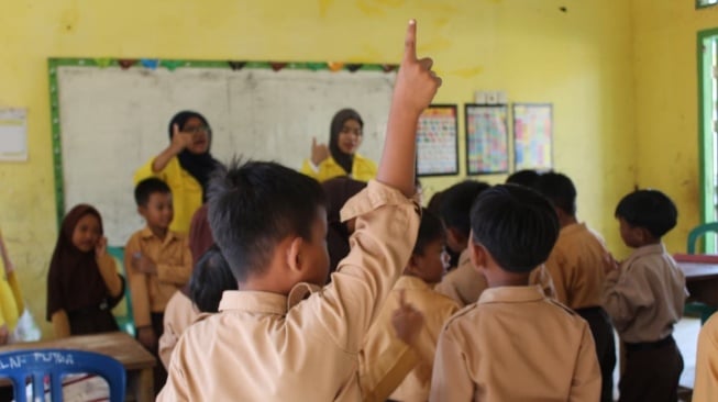 Melalui program Satu Huruf Seribu Harapan, tim Mapala UI yang bergabung dalam SHI 2025 berupaya meningkatkan kualitas pendidikan anak agar kelak mampu berperan penuh dalam kehidupan bermasyarakat (Dok: SHI 2025)