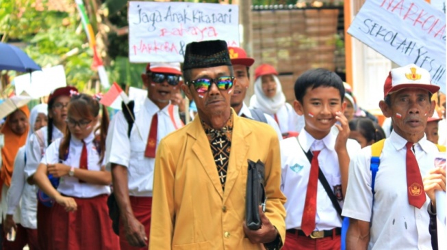 Kalau Cari Uang Jangan Jadi Guru, Benarkah Sesederhana Itu?
