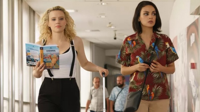 The Spy Who Dumped Me yang dibintangi Mila Kunis dan Kate McKinnon akan tayang Kamis (4/9/2025) malam ini pukul 23.00 WIB di Trans TV. [YouTube]