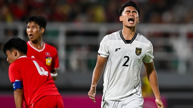 Ekspresi pesepak bola Timnas U-23 Indonesia Muhammad Ferarri (kanan) setelah gagal memasukkan bola ke gawang Timnas U-23 Laos dalam Kualifikasi Grup J Piala Asia U-23 2026 di Stadion Gelora Delta Sidoarjo, Jawa Timur, Rabu (3/9/2025). [ANTARA FOTO/Sigid Kurniawan/mrh/tom]
