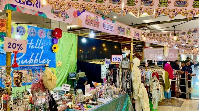 Pengunjung membeli produk yang dijual di acara Pasar Lokal UMKM Vol.5 di Phinisi Point Mall, Makassar, Sulawesi Selatan, Rabu (3/9/2025). [Suara.com]
