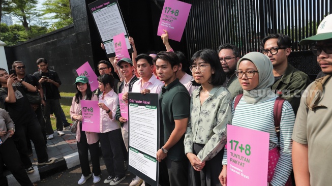 Masyarakat sipil yang tergabung dalam Kolektif 17+8 Indonesia Berbenah memegang poster usai menyerahkan dokumen 17+8 tuntutan rakyat kepada perwakilan DPR di Gerbang Pancasila, Kompleks Parlemen, Senayan, Jakarta, Kamis (4/9/2025). [Suara.com/Alfian Winanto]

