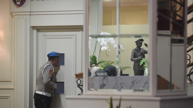 Personel Divpropam Polri mengintip dari jendela pintu saat berlangsungnya sidang putusan etik Komandan Batalyon Resimen IV Korps Brimob Polri Kompol Cosmas Kaju Gae di Gedung TNCC Mabes Polri, Jakarta, Rabu (3/9/2025). [ANTARA FOTO/Indrianto Eko Suwarso/tom]
