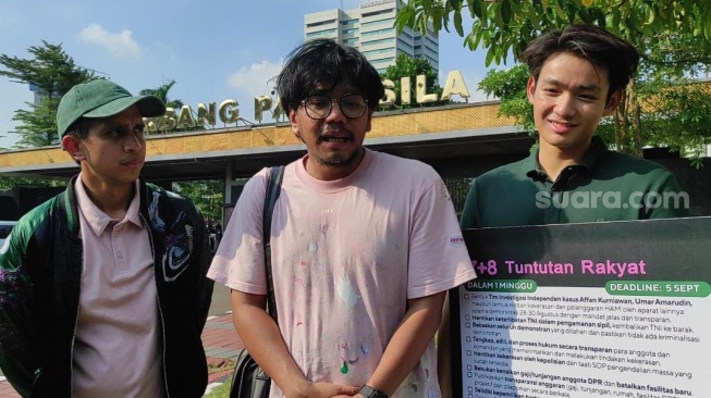 Andovi da Lopez,  Ferry Irwandi, Jerhemy Owen di Gerbang Pancasila, Gedung DPR, Senayan, Jakarta Pusat pada Kamis, 4 September 2025 [Suara.com/Rena Pangesti]