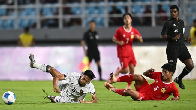 2. Pesepak bola Timnas U-23 Indonesia Dony Tri Pamungkas (kiri) terjatuh usai berebut bola dengan pesepak bola Timnas U-23 Laos Phetdavanh Somsanid (kanan) dalam Kualifikasi Grup J Piala Asia U-23 2026 di Stadion Gelora Delta Sidoarjo, Jawa Timur, Rabu (3/9/2025). [ANTARA FOTO/Sigid Kurniawan/mrh/tom]