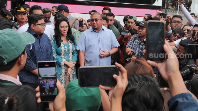 Anggota DPR Andre Rosiade  (kanan) dan Rieke Diah Pitaloka (kiri) saat menerima masyarakat sipil yang tergabung dalam Kolektif 17+8 Indonesia Berbenah untuk menyerahkan dokumen di Gerbang Pancasila, Kompleks Parlemen, Senayan, Jakarta, Kamis (4/9/2025). [Suara.com/Alfian Winanto]
