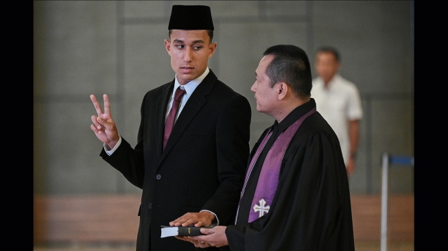 Pesepak bola Miliano Jonathans (kiri) mengikuti pengambilan sumpah dan janji setia pewarganegaraan warga negara Indonesia (WNI) di Kantor Kementerian Hukum, Jakarta, Rabu (3/9/2025). [ANTARA FOTO/Fauzan/tom]

