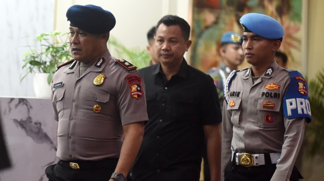 Komandan Batalyon Resimen IV Korps Brimob Polri Kompol Cosmas Kaju Gae (kiri) berjalan usai mengikuti sidang putusan etik di Gedung TNCC Mabes Polri, Jakarta, Rabu (3/9/2025) malam. [ANTARA FOTO/Indrianto Eko Suwarso/tom]