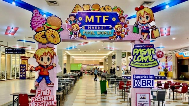 Pengunjung membeli produk yang dijual di acara Pasar Lokal UMKM Vol.5 di Phinisi Point Mall, Makassar, Sulawesi Selatan, Rabu (3/9/2025). [Suara.com]
